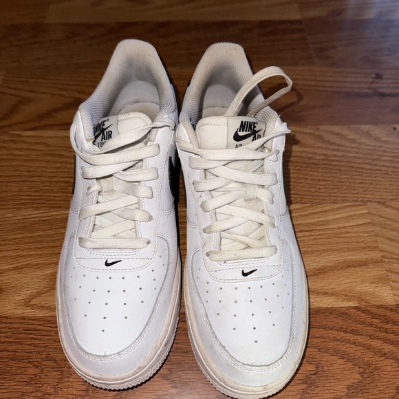 Nike Air White and Black Sneakers - Picture 2 of 5